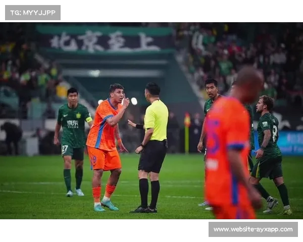 南美解放者杯天主大学队遭遇争议判罚主帅怒斥裁判